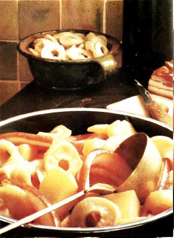 Сушеные яблоки с картофелем и салом