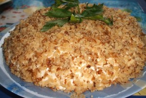 Мясной слоеный салат с орехами Мясной слоеный салат с орехами