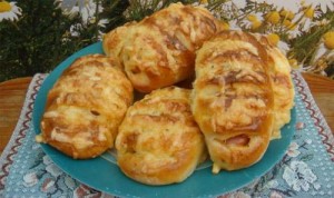 Пирожки с сыром и сосисками Пирожки с сыром и сосисками