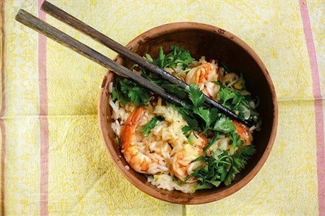 Сладкий рис с креветками, чесноком и рукколой