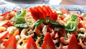 Праздничный вегетарианский салат с клубникой, руколой и креветками Праздничный вегетарианский салат с клубникой, руколой и креветками