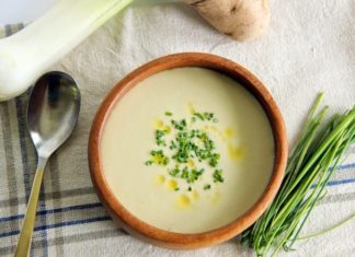Рецепт супа из лука-порея с сыром и гренками