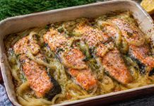 Запечённая горбуша с луком в духовке в домашних условиях (Сахалинская область)