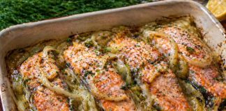 Запечённая горбуша с луком в духовке в домашних условиях (Сахалинская область)