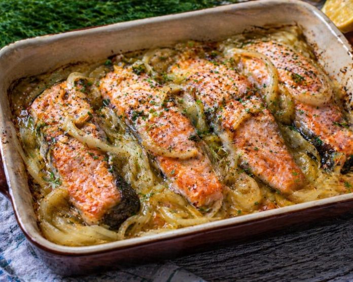 Запечённая горбуша с луком в духовке в домашних условиях (Сахалинская область)