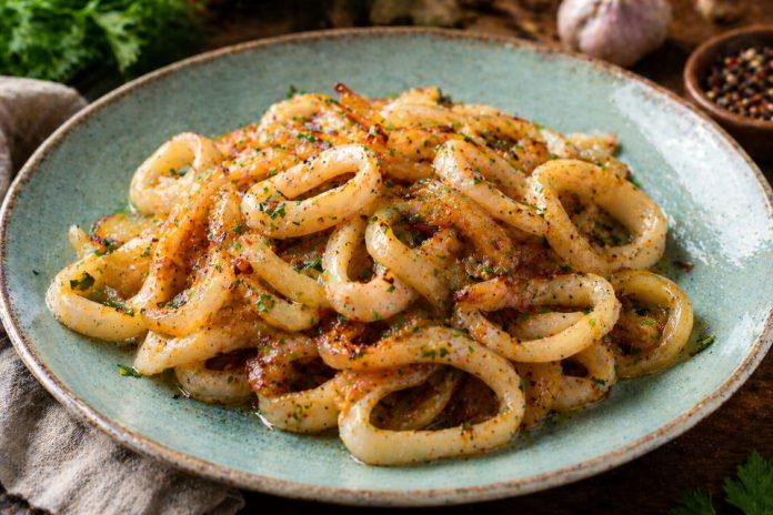 Кальмары, жаренные с луком в домашних условиях (Сахалинская область)