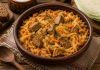 Тушёная капуста с мясом — одно из самых привычных домашних блюд в Кировской области. Его ценят за доступные продукты, насыщенный вкус и способность долго сохранять сытость. Такое блюдо часто готовят в холодное время года: капуста хорошо хранится, а медленное тушение делает мясо мягким и ароматным. Ингредиенты: — Белокочанная капуста — 700–800 г — Мясо (свинина или говядина) — 500–600 г — Лук репчатый — 2 шт. — Морковь — 1–2 шт. — Томатная паста — 1–2 ст. л. — Растительное масло — 3–4 ст. л. — Соль — по вкусу — Чёрный перец — по вкусу — Вода — 150–200 мл Приготовление: Мясо промойте, обсушите и нарежьте небольшими кусочками. На глубокой сковороде или в казане разогрейте растительное масло и обжарьте мясо до румяной корочки. Лук нарежьте полукольцами, морковь натрите или нарежьте соломкой. Добавьте овощи к мясу и готовьте ещё 5–7 минут, пока лук не станет мягким. Капусту тонко нашинкуйте. Постепенно добавляйте её в посуду с мясом, помешивая — сначала объём будет большим, но во время тушения капуста значительно уменьшится. Добавьте томатную пасту, соль, перец и немного воды. Всё аккуратно перемешайте, накройте крышкой и тушите на слабом огне около 40–50 минут. Периодически перемешивайте блюдо, чтобы капуста не пригорала. Если жидкость испаряется слишком быстро, можно добавить ещё немного воды. Готовая капуста должна стать мягкой и насыщенной по вкусу, а мясо — легко разделяться вилкой. Подача: Подавайте блюдо горячим, как самостоятельный обед или ужин. Оно хорошо сочетается с чёрным хлебом и простыми домашними соленьями. В Кировской области тушёную капусту часто готовят большими порциями: после настаивания вкус становится ещё более глубоким и насыщенным. Простое сочетание овощей и мяса делает блюдо особенно уютным и домашним.
