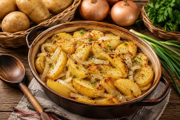 Картофель, запечённый с луком в домашних условиях (Орловская область)
