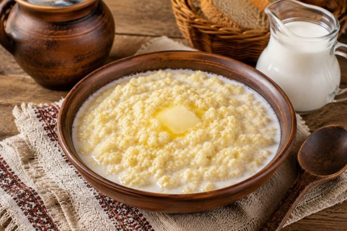 Пшённая каша с молоком — одно из самых традиционных домашних блюд в Тамбовской области. Её часто готовят на завтрак или ужин, особенно в холодное время года. Простая крупа, молоко и сливочное масло создают мягкий, насыщенный вкус, который хорошо знаком многим с детства. Ингредиенты: — Пшено — 200 г — Молоко — 700 мл — Вода — 200 мл — Сливочное масло — 30–40 г — Сахар — 2–3 ст. л. — Соль — 1 щепотка Приготовление: Пшено тщательно промойте несколько раз в тёплой воде. Затем обдайте кипятком — это поможет убрать возможную горечь. В кастрюлю налейте воду и доведите до кипения. Добавьте пшено и варите около 5–7 минут на слабом огне. После этого влейте горячее молоко, добавьте сахар и щепотку соли. Перемешайте и продолжайте готовить кашу на слабом огне около 20–25 минут. Периодически помешивайте, чтобы крупа не пригорала ко дну кастрюли. Постепенно каша станет густой и мягкой. В конце приготовления добавьте сливочное масло и тщательно перемешайте. Для более нежной текстуры кашу можно оставить под крышкой ещё на 10 минут. Готовая пшённая каша должна получиться кремовой, мягкой и ароматной. Подача: Подавайте кашу горячей. При желании можно добавить ещё немного сливочного масла, мёд или домашнее варенье. В Тамбовской области такие молочные каши традиционно считаются важной частью домашней кухни. Простые продукты и мягкий вкус делают это блюдо особенно уютным для семейного завтрака или спокойного вечернего ужина.