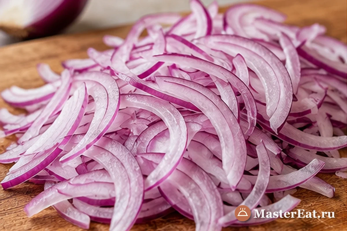 Репчатый лук нарезают тонкими полукольцами