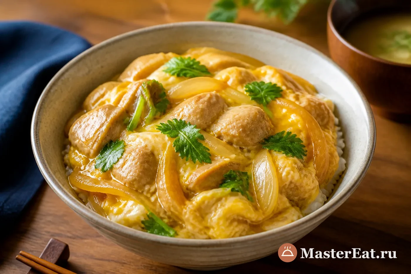 Японский оякодон с курицей и мягким яйцом на рисе