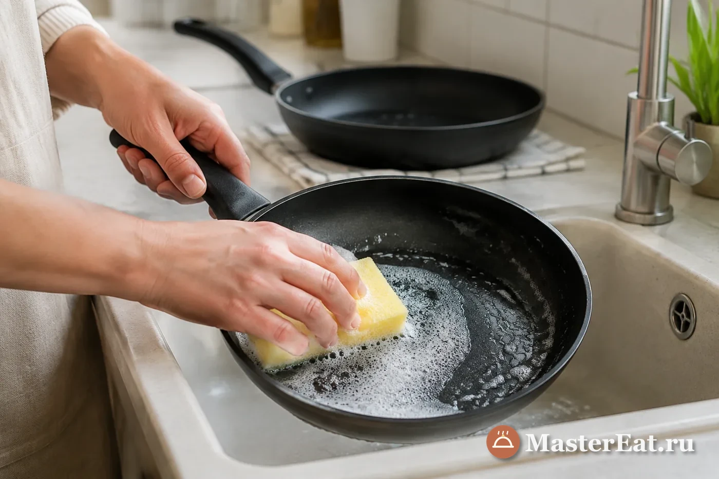 Сковороду моют мягкой губкой в тёплой мыльной воде