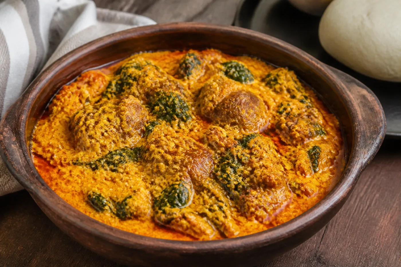 Нигерийский суп эгуси с мясом и шпинатом