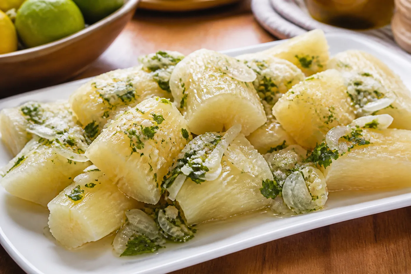 Кубинская юка с чесночным цитрусовым соусом мохо