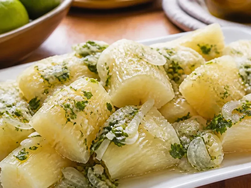 Кубинская юка с чесночным цитрусовым соусом мохо