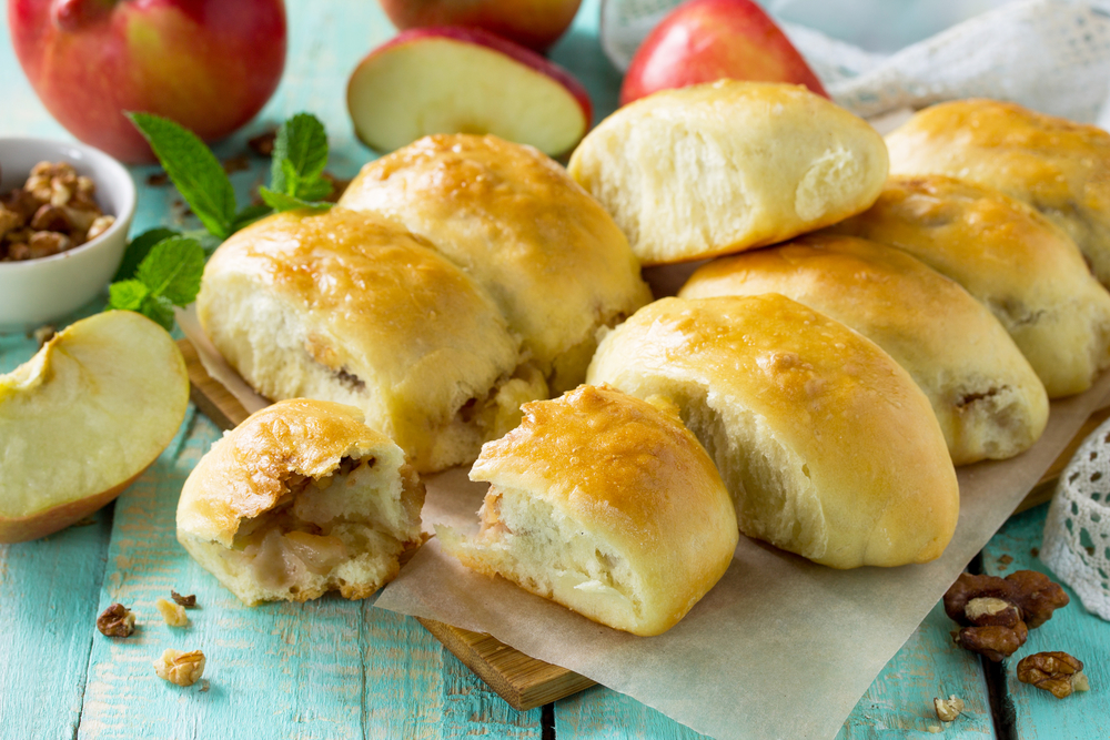 Пирожки с дрожжевого теста в духовке с яблоками рецепт с фото
