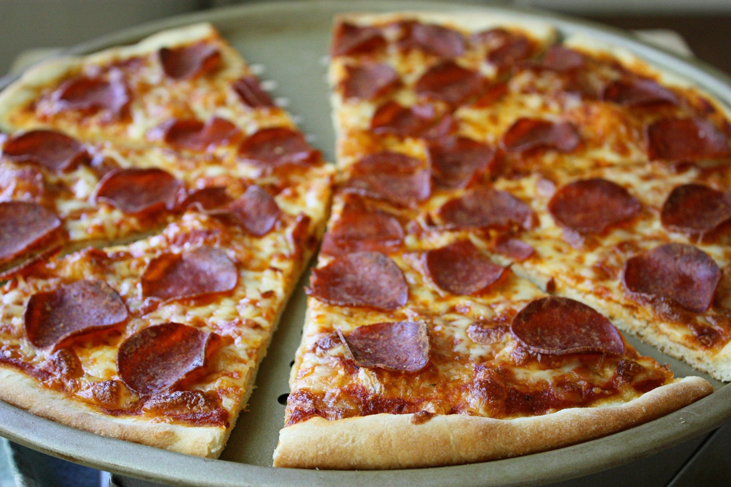 фото пиццы пепперони на столе дома фото 49