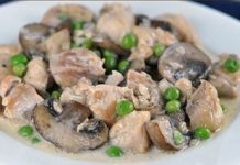 Куриное филе с зеленым горошком и грибами в сливочном соусе