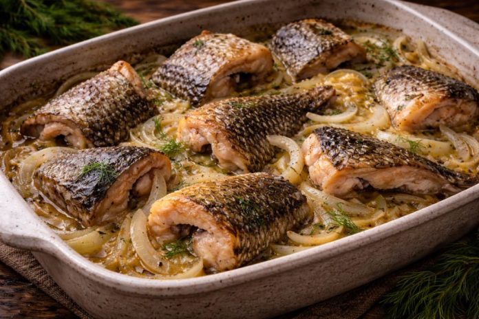 Рыба, запечённая с луком по-северному в домашних условиях (Ханты-Мансийский автономный округ — Югра) Рыба, запечённая с луком по-северному в домашних условиях (Ханты-Мансийский автономный округ — Югра)