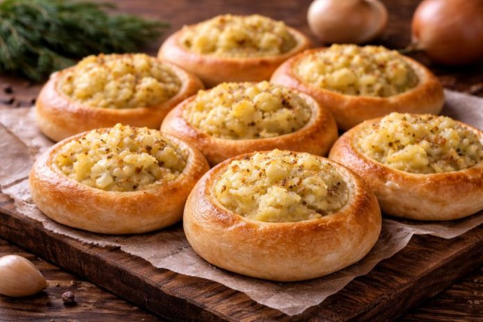 Сибирские шаньги с картофелем и луком в духовке (Красноярский край)