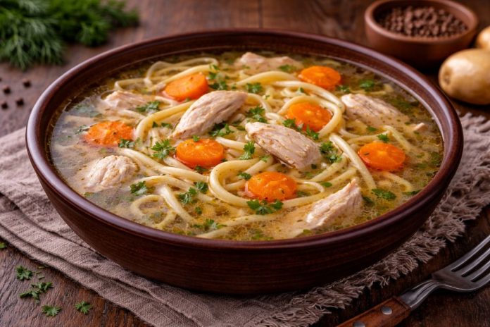 Куриный бульон с домашней лапшой по-биробиджански в домашних условиях Куриный бульон с домашней лапшой по-биробиджански в домашних условиях