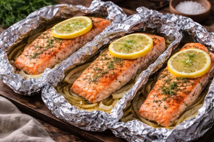 Запечённая рыба в фольге по-камчатски в домашних условиях