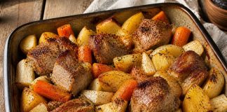 Запечённое мясо с корнеплодами в духовке в домашних условиях (Магаданская область)
