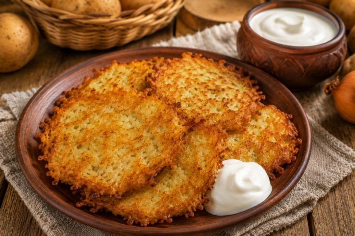 Картофельные драники со сметаной в домашних условиях (Рязанская область)