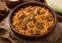 Тушёная капуста с мясом — одно из самых привычных домашних блюд в Кировской области. Его ценят за доступные продукты, насыщенный вкус и способность долго сохранять сытость. Такое блюдо часто готовят в холодное время года: капуста хорошо хранится, а медленное тушение делает мясо мягким и ароматным. Ингредиенты: — Белокочанная капуста — 700–800 г — Мясо (свинина или говядина) — 500–600 г — Лук репчатый — 2 шт. — Морковь — 1–2 шт. — Томатная паста — 1–2 ст. л. — Растительное масло — 3–4 ст. л. — Соль — по вкусу — Чёрный перец — по вкусу — Вода — 150–200 мл Приготовление: Мясо промойте, обсушите и нарежьте небольшими кусочками. На глубокой сковороде или в казане разогрейте растительное масло и обжарьте мясо до румяной корочки. Лук нарежьте полукольцами, морковь натрите или нарежьте соломкой. Добавьте овощи к мясу и готовьте ещё 5–7 минут, пока лук не станет мягким. Капусту тонко нашинкуйте. Постепенно добавляйте её в посуду с мясом, помешивая — сначала объём будет большим, но во время тушения капуста значительно уменьшится. Добавьте томатную пасту, соль, перец и немного воды. Всё аккуратно перемешайте, накройте крышкой и тушите на слабом огне около 40–50 минут. Периодически перемешивайте блюдо, чтобы капуста не пригорала. Если жидкость испаряется слишком быстро, можно добавить ещё немного воды. Готовая капуста должна стать мягкой и насыщенной по вкусу, а мясо — легко разделяться вилкой. Подача: Подавайте блюдо горячим, как самостоятельный обед или ужин. Оно хорошо сочетается с чёрным хлебом и простыми домашними соленьями. В Кировской области тушёную капусту часто готовят большими порциями: после настаивания вкус становится ещё более глубоким и насыщенным. Простое сочетание овощей и мяса делает блюдо особенно уютным и домашним.