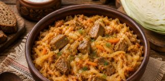 Тушёная капуста с мясом в домашних условиях (Кировская область) Тушёная капуста с мясом — одно из самых привычных домашних блюд в Кировской области. Его ценят за доступные продукты, насыщенный вкус и способность долго сохранять сытость. Такое блюдо часто готовят в холодное время года: капуста хорошо хранится, а медленное тушение делает мясо мягким и ароматным. Ингредиенты: — Белокочанная капуста — 700–800 г — Мясо (свинина или говядина) — 500–600 г — Лук репчатый — 2 шт. — Морковь — 1–2 шт. — Томатная паста — 1–2 ст. л. — Растительное масло — 3–4 ст. л. — Соль — по вкусу — Чёрный перец — по вкусу — Вода — 150–200 мл Приготовление: Мясо промойте, обсушите и нарежьте небольшими кусочками. На глубокой сковороде или в казане разогрейте растительное масло и обжарьте мясо до румяной корочки. Лук нарежьте полукольцами, морковь натрите или нарежьте соломкой. Добавьте овощи к мясу и готовьте ещё 5–7 минут, пока лук не станет мягким. Капусту тонко нашинкуйте. Постепенно добавляйте её в посуду с мясом, помешивая — сначала объём будет большим, но во время тушения капуста значительно уменьшится. Добавьте томатную пасту, соль, перец и немного воды. Всё аккуратно перемешайте, накройте крышкой и тушите на слабом огне около 40–50 минут. Периодически перемешивайте блюдо, чтобы капуста не пригорала. Если жидкость испаряется слишком быстро, можно добавить ещё немного воды. Готовая капуста должна стать мягкой и насыщенной по вкусу, а мясо — легко разделяться вилкой. Подача: Подавайте блюдо горячим, как самостоятельный обед или ужин. Оно хорошо сочетается с чёрным хлебом и простыми домашними соленьями. В Кировской области тушёную капусту часто готовят большими порциями: после настаивания вкус становится ещё более глубоким и насыщенным. Простое сочетание овощей и мяса делает блюдо особенно уютным и домашним.