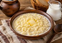 Пшённая каша с молоком — одно из самых традиционных домашних блюд в Тамбовской области. Её часто готовят на завтрак или ужин, особенно в холодное время года. Простая крупа, молоко и сливочное масло создают мягкий, насыщенный вкус, который хорошо знаком многим с детства. Ингредиенты: — Пшено — 200 г — Молоко — 700 мл — Вода — 200 мл — Сливочное масло — 30–40 г — Сахар — 2–3 ст. л. — Соль — 1 щепотка Приготовление: Пшено тщательно промойте несколько раз в тёплой воде. Затем обдайте кипятком — это поможет убрать возможную горечь. В кастрюлю налейте воду и доведите до кипения. Добавьте пшено и варите около 5–7 минут на слабом огне. После этого влейте горячее молоко, добавьте сахар и щепотку соли. Перемешайте и продолжайте готовить кашу на слабом огне около 20–25 минут. Периодически помешивайте, чтобы крупа не пригорала ко дну кастрюли. Постепенно каша станет густой и мягкой. В конце приготовления добавьте сливочное масло и тщательно перемешайте. Для более нежной текстуры кашу можно оставить под крышкой ещё на 10 минут. Готовая пшённая каша должна получиться кремовой, мягкой и ароматной. Подача: Подавайте кашу горячей. При желании можно добавить ещё немного сливочного масла, мёд или домашнее варенье. В Тамбовской области такие молочные каши традиционно считаются важной частью домашней кухни. Простые продукты и мягкий вкус делают это блюдо особенно уютным для семейного завтрака или спокойного вечернего ужина.
